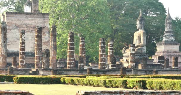 Sedící Buddha v chrámu Wat Si Chum v Sukhothai historického parku, Thajsko. — Stock video