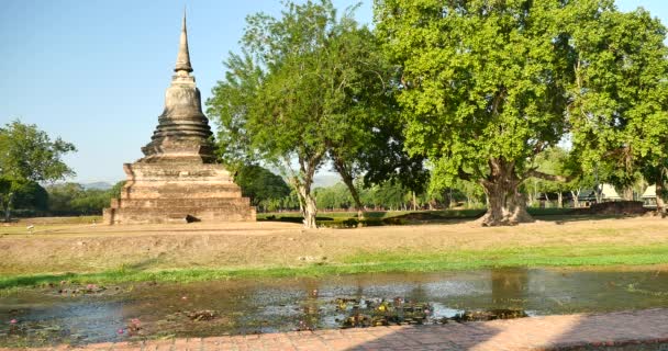 Temple Mahathat 4k dans le parc historique de Sukhothai, un site du patrimoine mondial de l'UNESCO, Th — Video