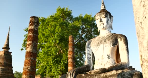 Sedící Buddha v chrámu Wat Si Chum v Sukhothai historického parku, Thajsko. — Stock video