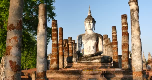 Sedící Buddha v chrámu Wat Si Chum v Sukhothai historického parku, Thajsko. — Stock video