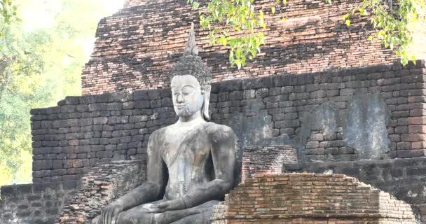 Buddha seduto al tempio di Wat Si Chum nel Parco Storico di Sukhothai, Thailandia . — Video Stock