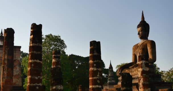 タイ・スコータイ歴史公園のワット・シーチュム寺院に坐像. — ストック動画