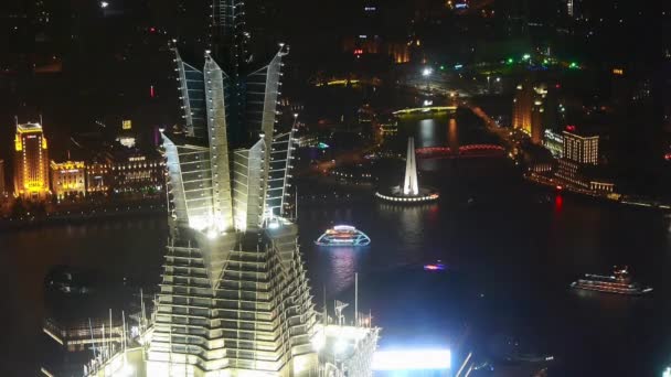 Flygfoto över skyskrapa taket krona i natt, sjöfart & stads trafik. — Stockvideo