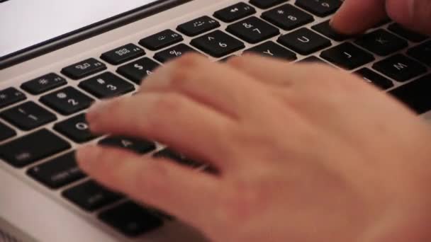 Operador de computador alfabetizado, digitando teclado laptop . — Vídeo de Stock