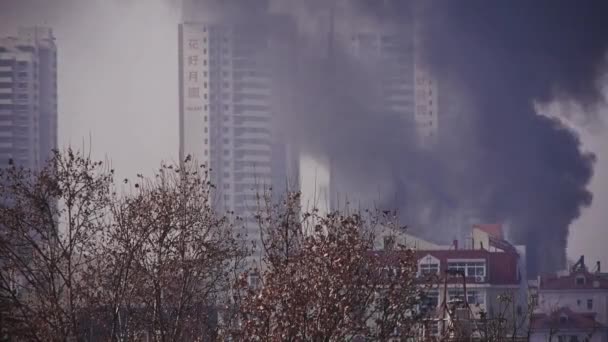 Voortbouwend op brand met rook, china. — Stockvideo