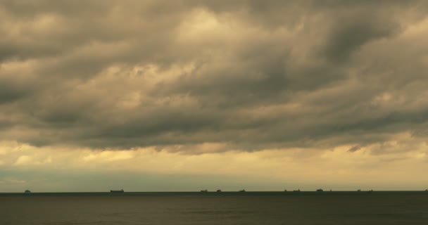 4k litorale spiaggia nube nuvoloso paesaggio & scintillante oceano mare acqua onde superficie — Video Stock