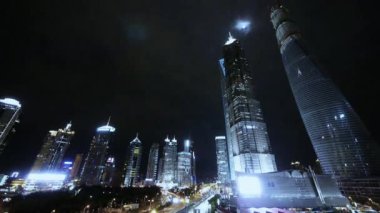 Zaman atlaması, gece şehir trafiği, büyük şehir finans gökdelenini aydınlatması..