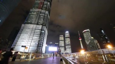 Zaman aşımı, yoğun yayalar, geceleri şehir gökdelenleri.