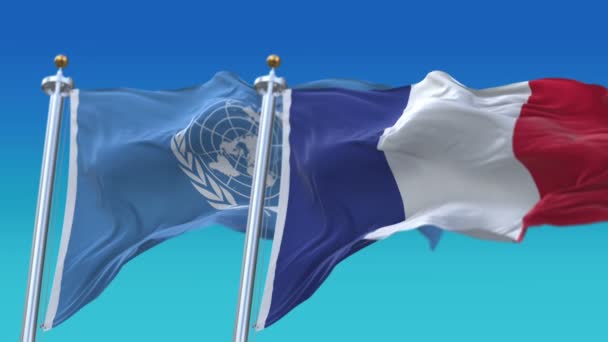 4k bezešvé vlajky spojených národů a Francie s modrým nebeským pozadím, un fr. — Stock video