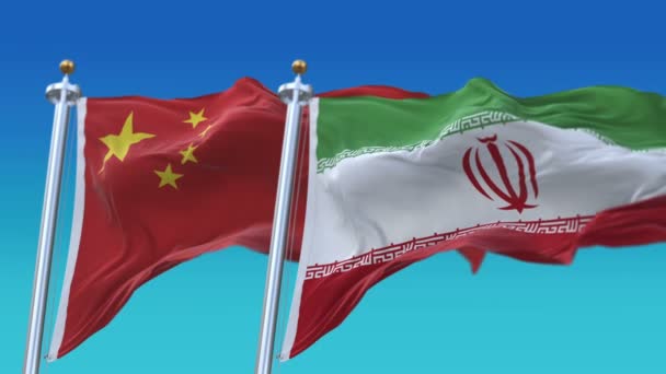 4k Bandiere senza cuciture Iran e Cina con sfondo cielo blu, IRI IR CHN CN . — Video Stock