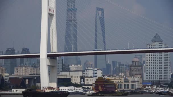 Lapso de tempo, transporte ocupado no rio, através da ponte do mar, edifício urbano moderno . — Vídeo de Stock