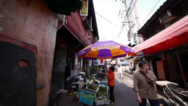 Typische Chinese binnenstad straat, shanghai traditionele winkelen marktplaats. — Stockvideo