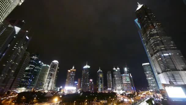 Panorama van shanghai pudong business center op nacht, helder verlichte wolkenkrabber. — Stockvideo