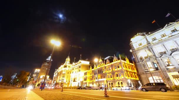 Lapso de tiempo Shanghai bund tráfico en la noche, edificio de negocios pasado de moda . — Vídeo de stock