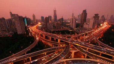 Zaman aşımı, trafik ışıkları köprüdeki araçları günden geceye takip ediyor