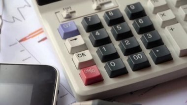 hesap makinesi ve tablet pc ile iş grafik grafik tablo üzerinde döndürme.