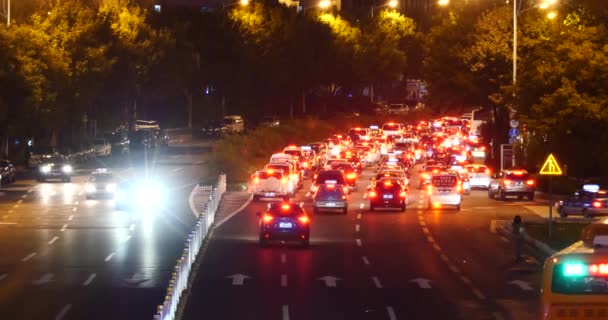4 k 現代都市混雑渋滞夜、ネオン ハイウェイ道路・建物. — ストック動画