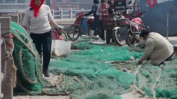 China fishermen repair nets. — Stock Video