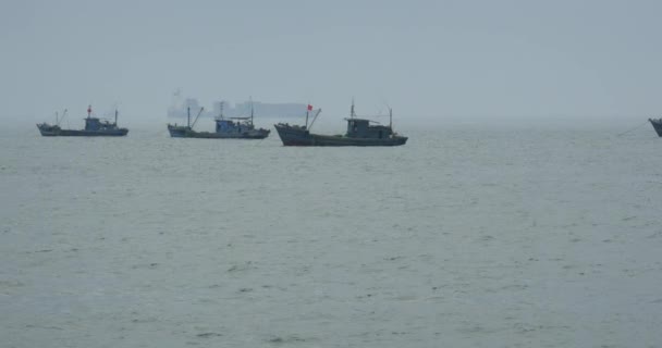 4k banyak perahu mengambang di laut, gelombang laut luas permukaan . — Stok Video