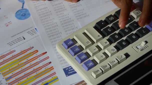 Перевірка фінансових даних на калькуляторі. вивчення бізнес-графіку . — стокове відео