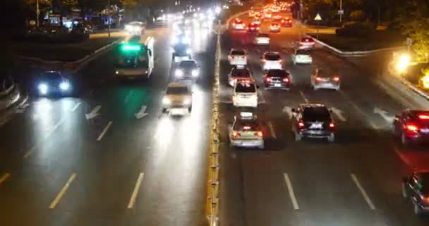 4 k 夜间交通在城市的城市，中国公路路街头游戏中时光倒流. — 图库视频影像