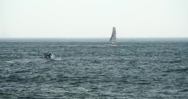 4k vídeo, veleiro navegando no mar, ampla superfície de ondas do oceano . — Vídeo de Stock