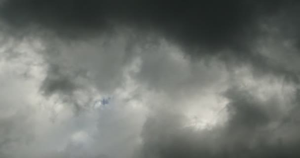 4k Panoramic van donkere altocumulus wolken rook langzaam vliegen in bewolkte hemel. — Stockvideo