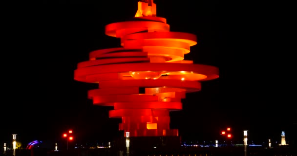 4k QingDao, China, Cuarta Plaza de Mayo en la noche, Mayo Viento "escultura ." — Vídeo de stock