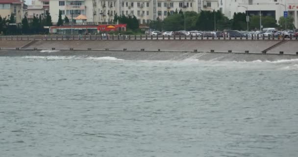 4k video, Oceano onde che si schiantano al golfo, traffico & edilizia urbana . — Video Stock