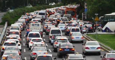 4 k Modern kentsel şehir meşgul ağır trafik sıkışıklığı, bir sürü araba Otoban sokak.