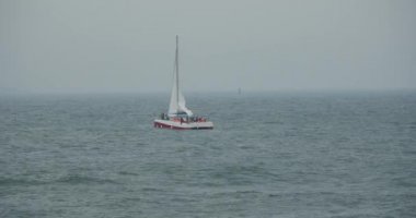 4k video, deniz, geniş okyanus dalgaları yüzeyinin yelken yelkenli.