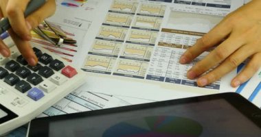 4k iş adamı işe tablet diyagramlarıyla Finans pasta grafikler dokunmadan parmak üzerinde.