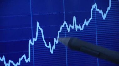 İşadamı bilgisayar ekranında kalem dokunmatik hisse senedi grafiği kullanın.