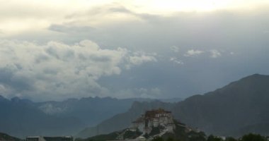 Sabah 4k Potala Sarayı, Lhasa, Tibet.timelapse bulutlar üzerinde uçan.