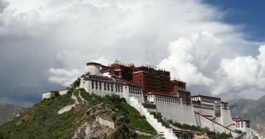 4k Potala Lhasa, Tibet, zaman atlamalı mavi gökyüzünde beyaz kabarık bulut kütlesinin içinde.