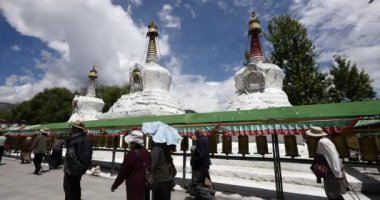 4k tibet insanları dönen Budist dua çarkları, Potala & beyaz stupa.