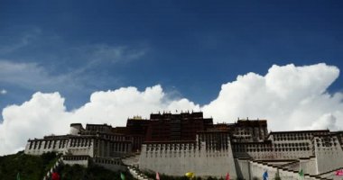 4k Potala Lhasa, Tibet, kabarık bulut seviye mavi gökyüzü, beyaz.