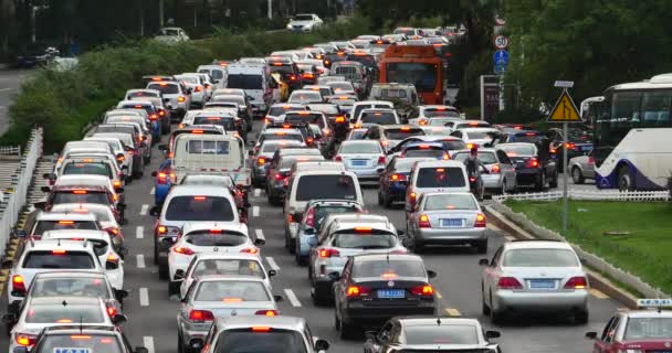 4k Moderna città urbana occupato ingorghi stradali pesanti, Un sacco di auto sulla strada principale . — Video Stock