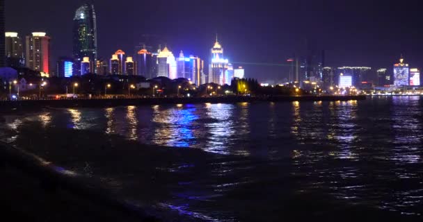 Vidéo 4k, Bâtiment urbain en bord de mer la nuit, Tsingtao, QingDao, Chine . — Video