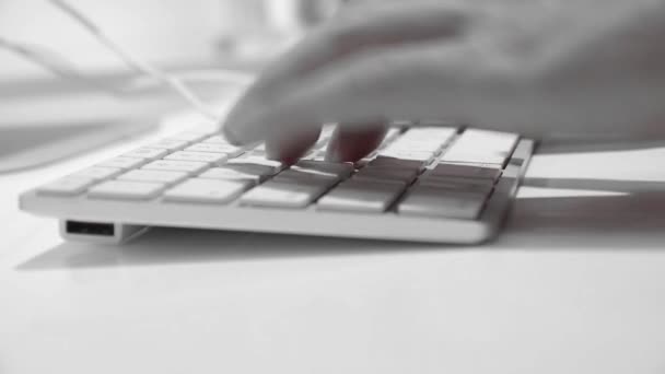 Zblízka, psaní na klávesnici, počítač gramotný operátor. — Stock video