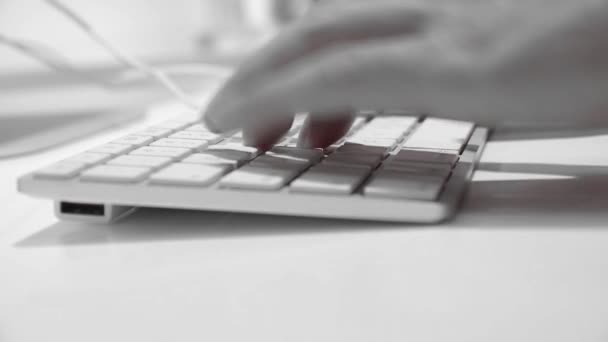 Gros plan dactylographier sur Clavier, Ordinateur opérateur . — Video