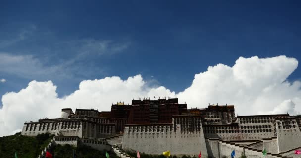 4k Potala στη Λάσα, το Θιβέτ, λευκό μάζα αυξομειούμενα σύννεφα στο μπλε του ουρανού. — Αρχείο Βίντεο