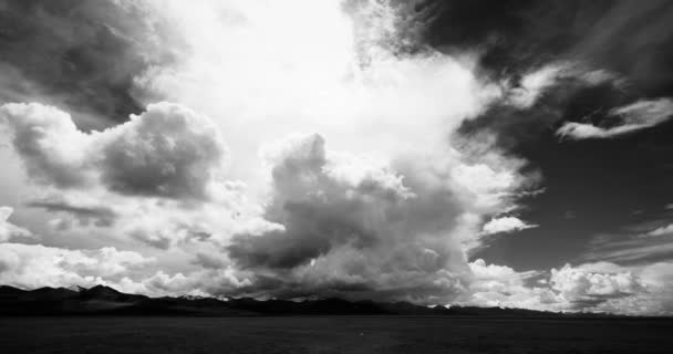 4k timelapse enormes nubes rodando sobre las montañas namtso tibet . — Vídeos de Stock