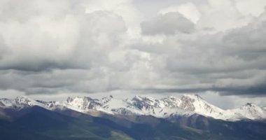 4 k timelapse kitle Tibet karla kaplı Dağların üzerinden haddeleme bulutlar.