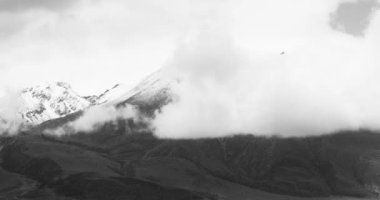 4 k timelapse kitle Tibet karla kaplı Dağların üzerinden haddeleme bulutlar.