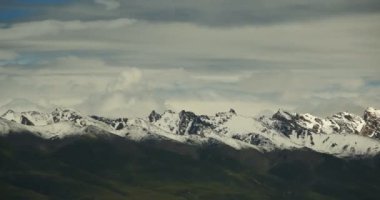 4 k timelapse kitle Tibet karla kaplı Dağların üzerinden haddeleme bulutlar.