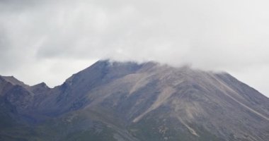 4 k timelapse kara bulutlar yığın Tibet dağın üzerinden haddeleme getirmek kar ve yağmur.