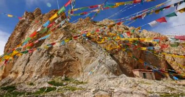 Tibet, mağara meditasyonda eski keşiş Gölü namtso 4 k dua bayraklar.