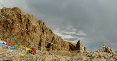 Tibet, mağara meditasyonda eski keşiş Gölü namtso 4 k dua bayraklar.