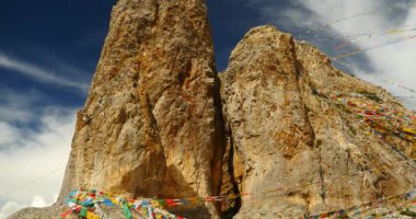 Tibet, mağara meditasyonda eski keşiş Gölü namtso 4 k dua bayraklar.